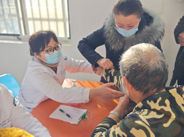 7現(xiàn)場為老人們進行免費體檢_愛奇藝.jpg
