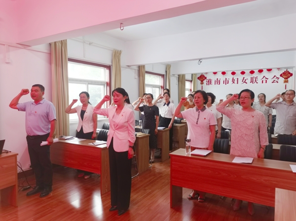 圖2王毅帶領(lǐng)黨員重溫入黨誓詞_愛(ài)奇藝.jpg